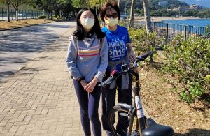 因應疫情，劉佩玲和家人會多到郊外踏單車、遠足等。由於子女在家上網學習，她放工後更要化身「老師」。