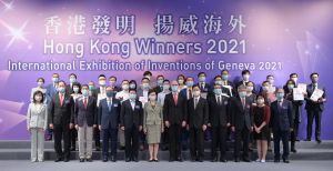 The Chief Executive, Mrs Carrie LAM, attended the Chief Executive’s Reception for Awardees of International Exhibition of Inventions of Geneva 2021 at the Hong Kong Science Park last week. Photo shows (front row, from left) the Commissioner for Innovation and Technology, Ms Rebecca PUN; the President and Vice-Chancellor of Hong Kong Baptist University, Professor Alexander WAI; the President of City University of Hong Kong, Professor KUO Way; Legislative Council member Mr Martin LIAO; the Deputy Director-General of the Department of Educational, Scientific and Technological Affairs of the Liaison Office of the Central People's Government in the Hong Kong Special Administrative Region, Professor XU Kai; Mrs Carrie LAM; the Consul-General of Switzerland in Hong Kong, Mr. Rolf FREI; the Secretary for Innovation and Technology, Mr. Alfred SIT; the Vice-Chancellor and President of the Chinese University of Hong Kong, Professor Rocky TUAN; the President of the Education University of Hong Kong, Professor Stephen CHEUNG; the Permanent Secretary for Innovation and Technology, Ms. Annie CHOI; and the Under Secretary for Innovation and Technology, Dr David CHUNG, with the awardees at the reception.