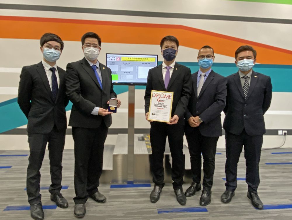 The Artificial Intelligent (AI) Nylon Optical Fibre Sensing Escalator Combs, developed by the Electrical and Mechanical Services Department (EMSD) in collaboration with the industry, a start-up company and a university, has been awarded a Gold Medal at the International Exhibition of Inventions of Geneva. Photo shows (from left) Engineer/General Legislation of the EMSD, Mr TSANG Tsz-fung; Dr NG Chun, Curtis of the Department of Mechanical Engineering of the Hong Kong Polytechnic University; Senior Engineer/General Legislation of the EMSD, Mr AU Tze-wai, William; Dr CHENG Kei-chun, representative of a technology company; and Mr NG Yuk-kin, representative of an elevator company.