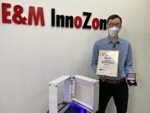 Project Officer (Innovation) of the EMSD, Mr YIP Kim-ming introduces Air Filter 2.0, which is developed by the department and has been awarded a Silver Medal at the International Exhibition of Inventions of Geneva.