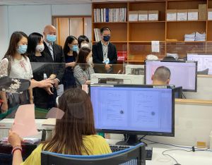 土地註册處日前安排香港司法機構人員參觀中央影像處理中心的先進設施，就提供優質的電子影像服務與他們交流和分享經驗。
