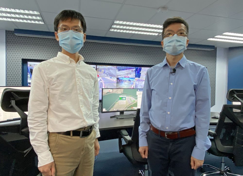 土木工程拓展署土力工程师钟荣华（左）和甄俊豪（右）为大家介绍工程团队如何以创新科技，提升工地管理及作业效率，进一步加强工地安全。
