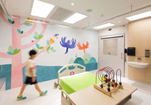 兒童醫院以動物貫穿整個建築設計，加上柔和色彩，有助紓緩病童緊張的情緒。