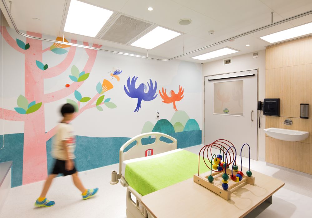 儿童医院以动物贯穿整个建筑设计，加上柔和色彩，有助纾缓病童紧张的情绪。