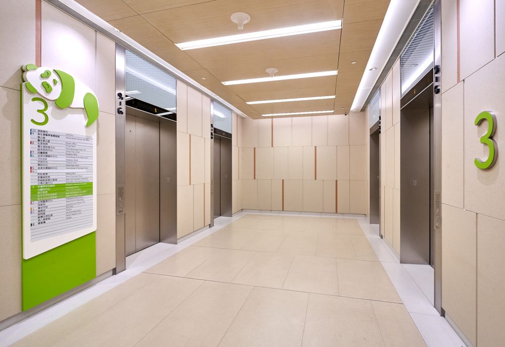 建筑团队以八种动物图案作为不同楼层的主题，如大熊猫、袋鼠等，有助引导病童和家属到所需的楼层。