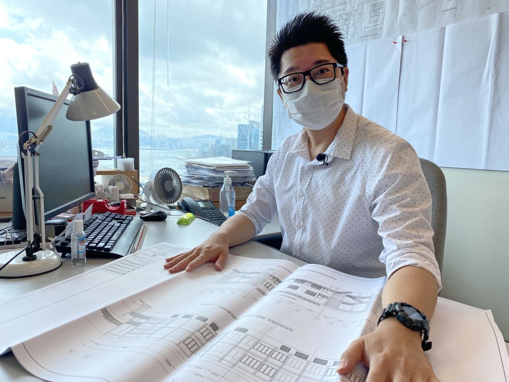 Mr Otto TANG’s most unforgettable work experience is the temporary hospital project (now named the North Lantau Hospital Hong Kong Infection Control Centre) completed early this year. It is unforgettable because at the time the construction of the temporary hospital entered its final stage and all parties were working hard to make it to the acceptance stage, his second child was born.