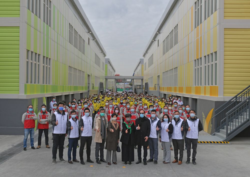 Pictured is Mr Otto TANG (front row, third left) in a group photo with the project team at the completion ceremony of the North Lantau Hospital Hong Kong Infection Control Centre. The Director of Architectural Services, Ms HO Wing-yin, Winnie (front row, fifth left), also attended the ceremony.