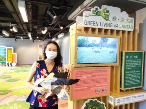 Ms YAU Chun-fai, Spring, Public Relations Manager of the SLO, says that in the “Green Living @ Lantau Thematic Exhibition”, visitors can appreciate the origami artworks of Lantau species created by the famous origami artist, Mr CHAN Pak-hei, Kade.