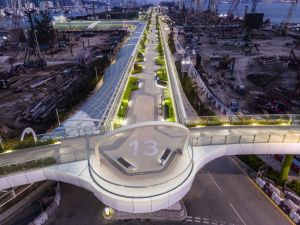 The Kai Tak Sky Garden, situated at the former Kai Tak Airport runway, has recently opened. With an elongated design inspired by the fuselage and wings of an aeroplane, the sky garden has become a new landmark in the Kai Tak Development Area.