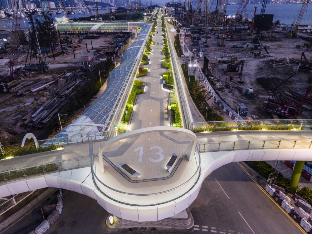 The Kai Tak Sky Garden, situated at the former Kai Tak Airport runway, has recently opened. With an elongated design inspired by the fuselage and wings of an aeroplane, the sky garden has become a new landmark in the Kai Tak Development Area.