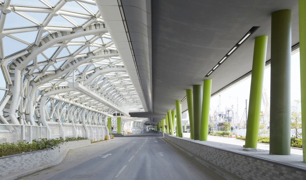 Built above and along the centreline of the former airport runway, the Kai Tak Sky Garden is Hong Kong’s first large park built on noise barriers with a curved, rippling design as well as above a carriageway.