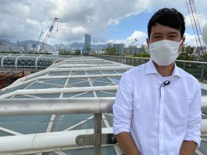 Senior Engineer of the East Development Office of the CEDD, Mr CHU Chi-hong, Keith, says that the noise barriers on the north eastern side of the sky garden are the first noise barriers in Hong Kong built with a curved, rippling design to create the visual effect of dynamic water flow.