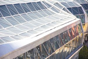 The noise barriers on the north eastern side of the sky garden are the first noise barriers in Hong Kong built with a curved, rippling design to create the visual effect of dynamic water flow.