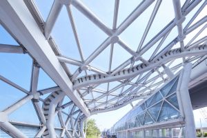 Composed of more than 1 000 transparent acoustic panels, all tailor-made, the noise barriers have gone through a challenging construction process which reflects the very fine craftsmanship of the workers.