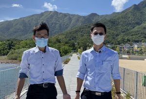 Senior Engineer of the Civil Engineering and Development Department (CEDD), Mr LAM Chi- kuen, Leo (right), and Engineer of the CEDD, Mr CHAN Kam-fai (left), tell us that CEDD has adopted the principle of “Conservation before Construction” to plan and design Lung Mei Beach. The project includes a 200-metre long beach, groynes, lookout towers, a public car park and 96 parking places for bicycles.