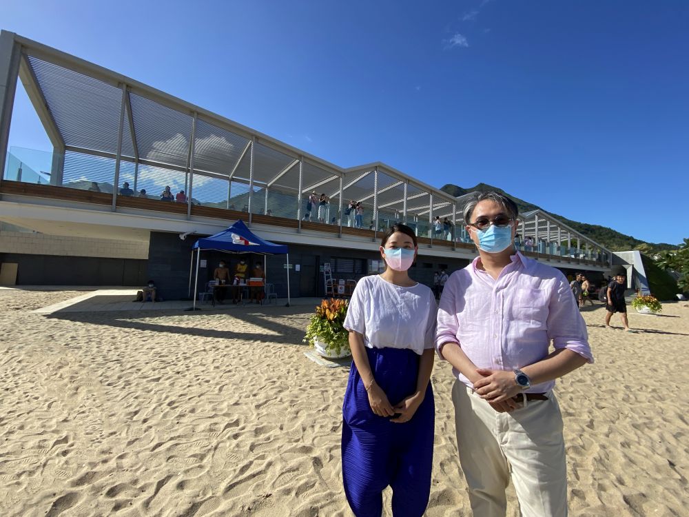 Mr TSANG Wai-lun, William (right), Senior Architect of the Architectural Services Department (ArchSD), and Ms CHIU Ning (left), Architect of ArchSD, introduce the architectural design and features of the Lung Mei beach building.