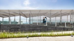 The beach building is designed to be open and transparent, in order to showcase the beautiful scenery around Lung Mei Beach, and to strengthen visitors’ connection with the nature. Pictured above is the observation deck.