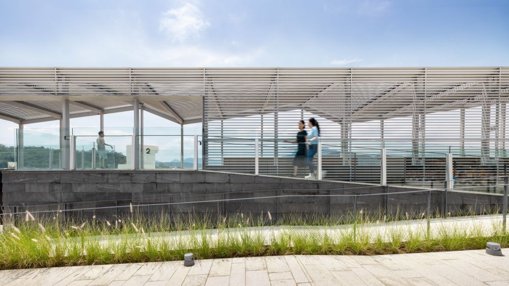 The beach building is designed to be open and transparent, in order to showcase the beautiful scenery around Lung Mei Beach, and to strengthen visitors’ connection with the nature. Pictured above is the observation deck.
