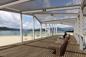 The beach building is designed to be open and transparent, in order to showcase the beautiful scenery around Lung Mei Beach, and to strengthen visitors’ connection with the nature. Pictured above is the observation deck.