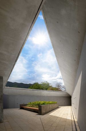Pictured here are the outdoor shower facilities with a triangular skylight, through which swimmers can appreciate the beautiful view of Pat Sin Leng.
