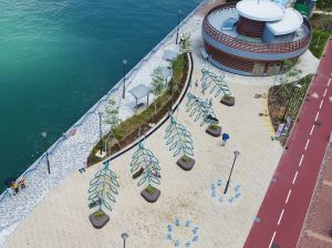 While designing the cycle track, the CEDD held the Cycle Parking Rack Design Competition, encouraging the public to unleash their creativity. A number of winning designs have been incorporated in the new Tsuen Wan waterfront cycle track; an example is the cycle parking racks in the picture, which look like leaves from above, with seats and green elements at the ends.