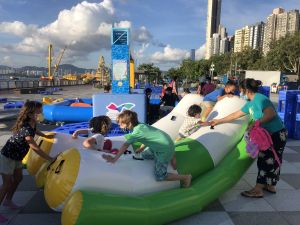 The Harbour Commission has added summer fun facilities to the Belcher Bay harbourfront open space for the summer vacation, such as a waterbed, an inflatable seesaw and roller surfboards.