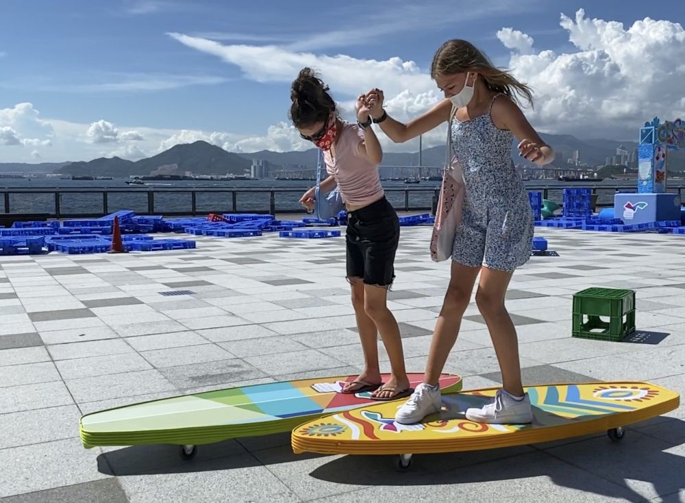 The Harbour Commission has added summer fun facilities to the Belcher Bay harbourfront open space for the summer vacation, such as a waterbed, an inflatable seesaw and roller surfboards.
