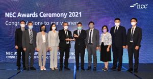 The Development Bureau (DEVB) has earlier received a New Engineering Contract (NEC) award. Photo above shows Mr LAM Sai-hung, Permanent Secretary for Development (Works) (fifth from the right); Mr CHAU Siu-hei, Francis, Deputy Secretary for Development (Works) (fifth from the left); and the DEVB team which received the Client of the Year award at the awards presentation ceremony.