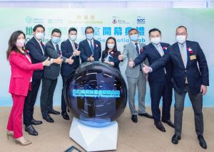 Mr Michael WONG, SDEV (centre), Mr Kazaf TAM, Chairman of Tung Wah Group of Hospitals (fourth left), Ms Elizabeth QUAT, Founder and Honorary President of Smart City Consortium (fourth right) and the other officiating guests of the opening ceremony.
