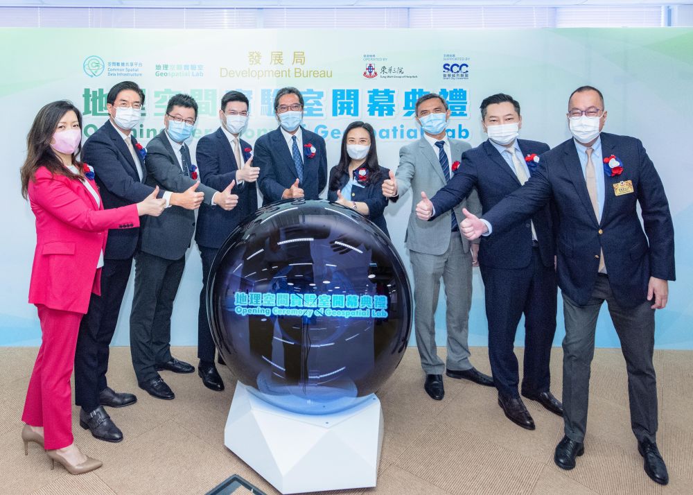 Mr Michael WONG, SDEV (centre), Mr Kazaf TAM, Chairman of Tung Wah Group of Hospitals (fourth left), Ms Elizabeth QUAT, Founder and Honorary President of Smart City Consortium (fourth right) and the other officiating guests of the opening ceremony.