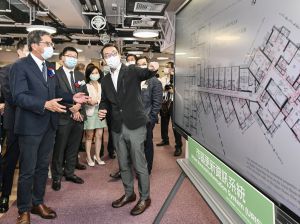Accompanied by Mr CHAN Yue-chun, Head of Spatial Data Office (SDO) (second left), and Ms SHIU Wai-yee, Winnie, former Head of SDO (third left), Mr Michael WONG, SDEV (first left) is briefed on the Urban Renewal Authority’s (URA) Urban Renewal Information System by Mr LI Ka-wo, Karl, Senior Manager of the URA (first right).