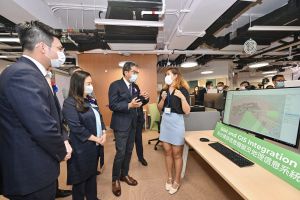 Mr Michael WONG, SDEV (second right), visits GeoLab facilities after the opening ceremony.