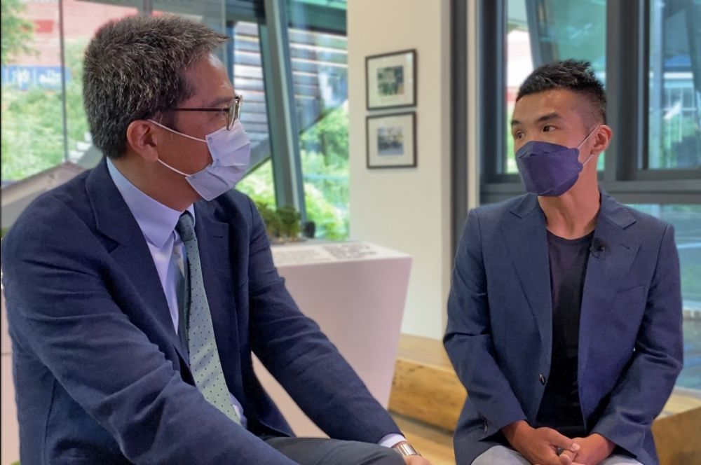 Leo (right) says to Mr Michael WONG (left) that young people entering the construction industry can first identify their career interests; then, through continuing learning, they will definitely be able to unleash their potential. 