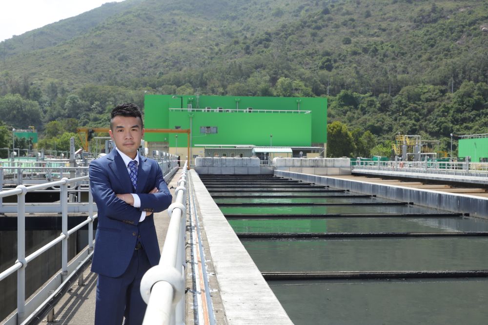 Leo is leading a team to manage the solar farm at Siu Ho Wan Sewage Treatment Works. He takes part in various projects to increase the construction efficiency, safety and stability of the solar farm, and gets great satisfaction from his work. 