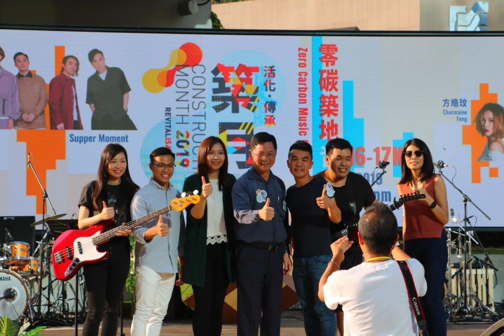 In his spare time, Leo (third right) is very active in activities such as voluntary work and music performances. By interacting more with the public, he hopes to enhance the image of frontline construction workers and attract more young people to join the industry.