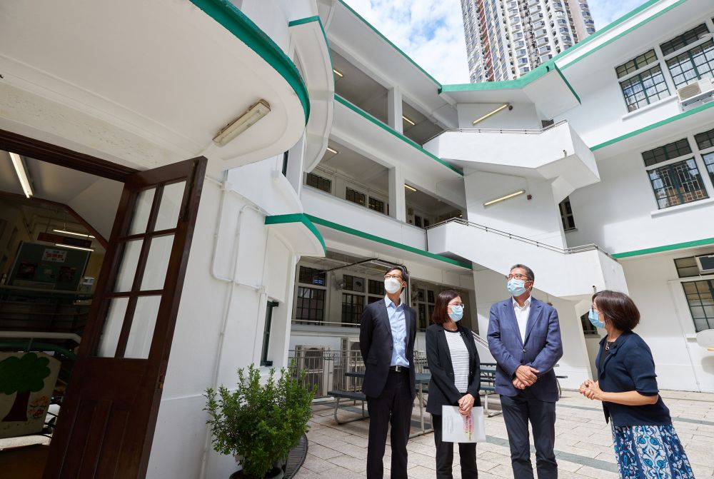 Secretary for Development (SDEV), Mr WONG Wai-lun, Michael, visited the Bonham Road Government Primary School recently. Photo shows (from left) Commissioner for Heritage (C for H) of the Development Bureau, Mr CHANG Chi-ho, Ivanhoe; Principal of the Bonham Road Government Primary School, Ms MAN Lai-ying; Mr Michael WONG; and Executive Secretary of the Antiquities and Monuments Office (AMO), Ms SIU Lai-kuen, Susanna.