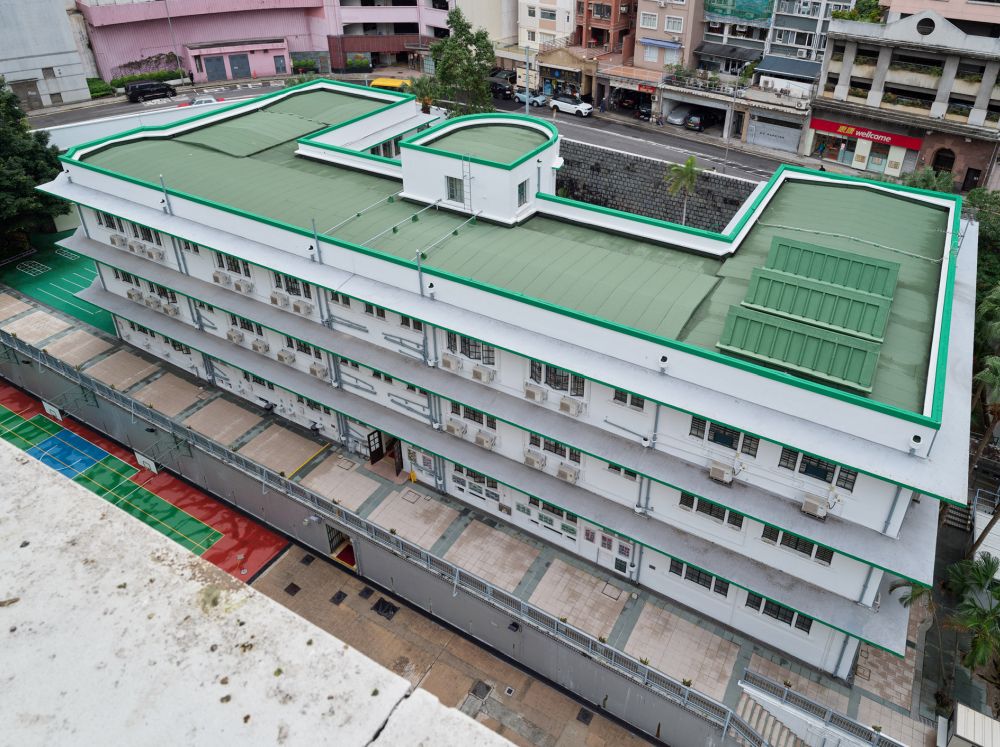 The Bonham Road Government Primary School is built on an E-shaped plan, comprising a long centre portion and a wing on each end.