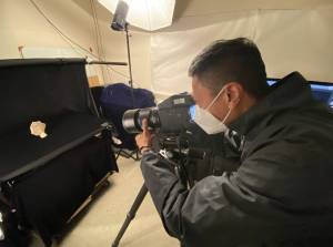 Photos of the artefacts are taken using digital cameras with very high resolution, so as to present details clearly, e.g. decorative patterns, features of craftsmanship, and so on.