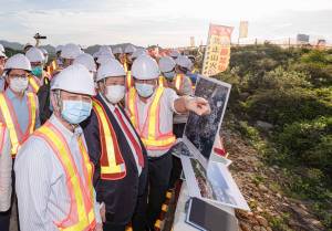 The SDEV, Mr Michael WONG (first right, front row), and LegCo Members view Shenzhen and the proposed site of the NTN New Town at Kong Nga Po.