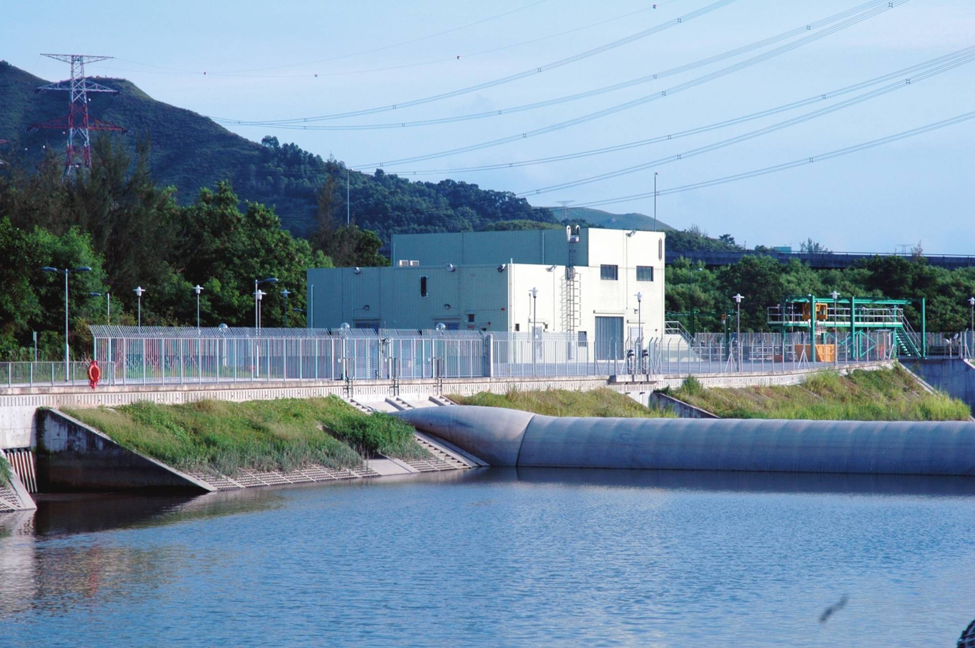 To control the water level of the Bypass Floodway and to prevent water downstream from flowing back into the channel, a system of dry weather flow pumping station and inflatable dam is built at the downstream end of Yuen Long Bypass Floodway. At times of heavy rainfall, the dam will automatically deflate and lower to allow flood water upstream to flow into Kam Tin River to mitigate flood risks.
