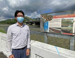 Engineer of the DSD, Mr NG Yat-fei, says that conservation of river channels is part of the work of the DSD, which has been disseminating relevant information through different means. Examples are guided tours of Yuen Long Bypass Floodway and the engineered wetland, as well as the 5.5-kilometre-long Nam Sang Wai River Education Trail.