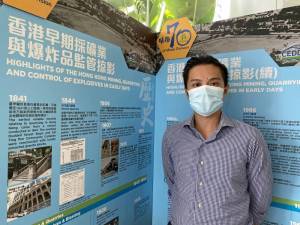 Mr CHENG Wai-shun, Wilson, Geotechnical Engineer of the GEO, says that quarrying in the early days mainly relied on workers to use hammers, chisels and wedges to break stones off the rock mass, then crush them one by one with a hammer. Later, the industry adopted “controlled blasting” for rock extraction to enhance efficiency.