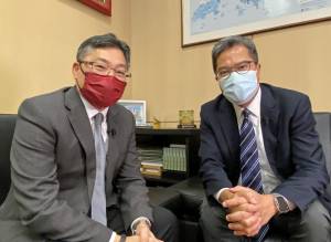 Permanent Secretary for Development (Works), Mr LAM Sai-hung (left), is retiring this month. Secretary for Development (SDEV), Mr WONG Wai-lun, Michael (right), has invited him to talk about his feelings on work.