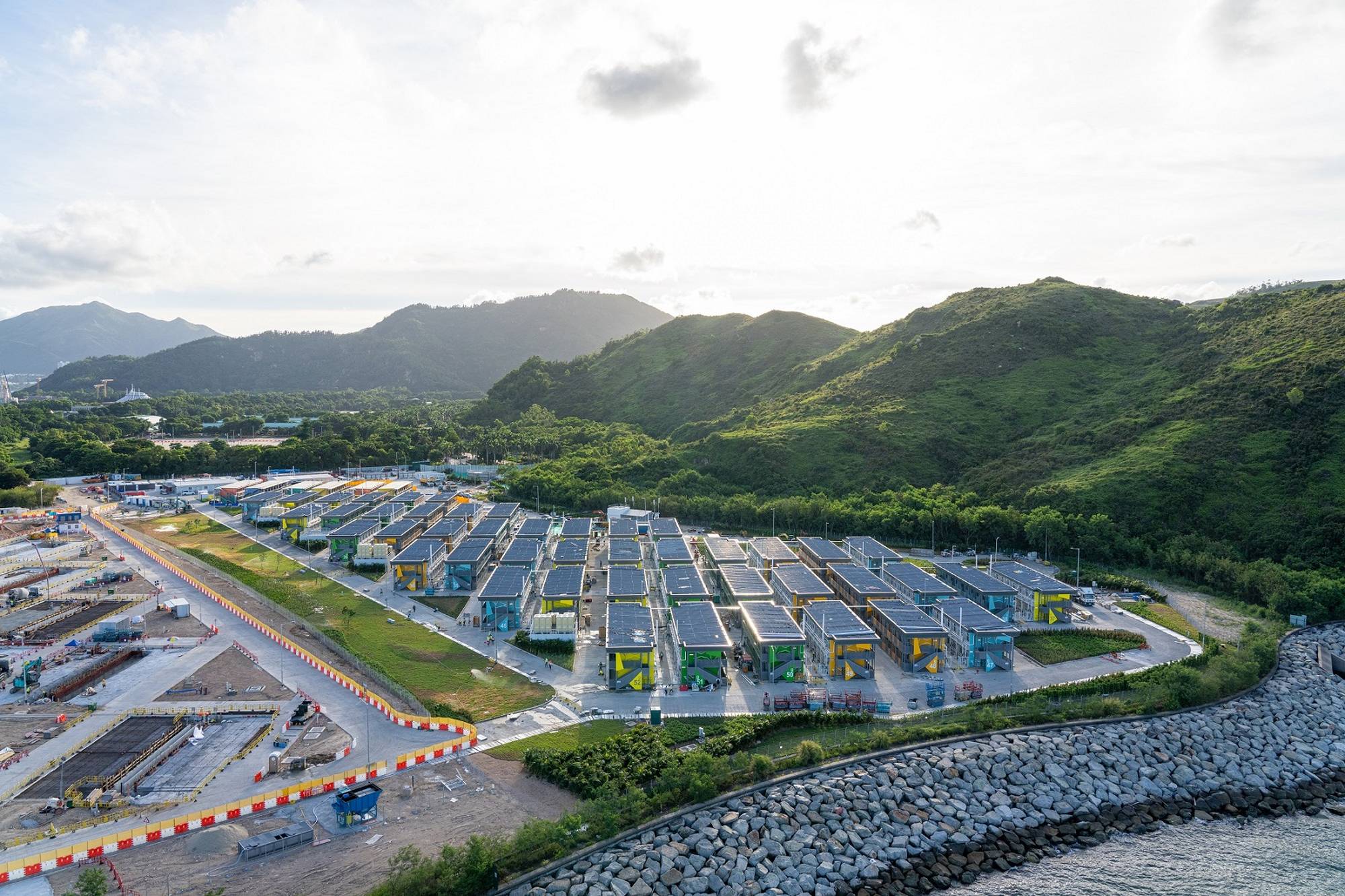 The building of quarantine camps and a temporary hospital (now named North Lantau Hospital Hong Kong Infection Control Centre) with the Modular Integrated Construction (MiC) method is one of Mr LAM Sai-hung’s unforgettable works projects.