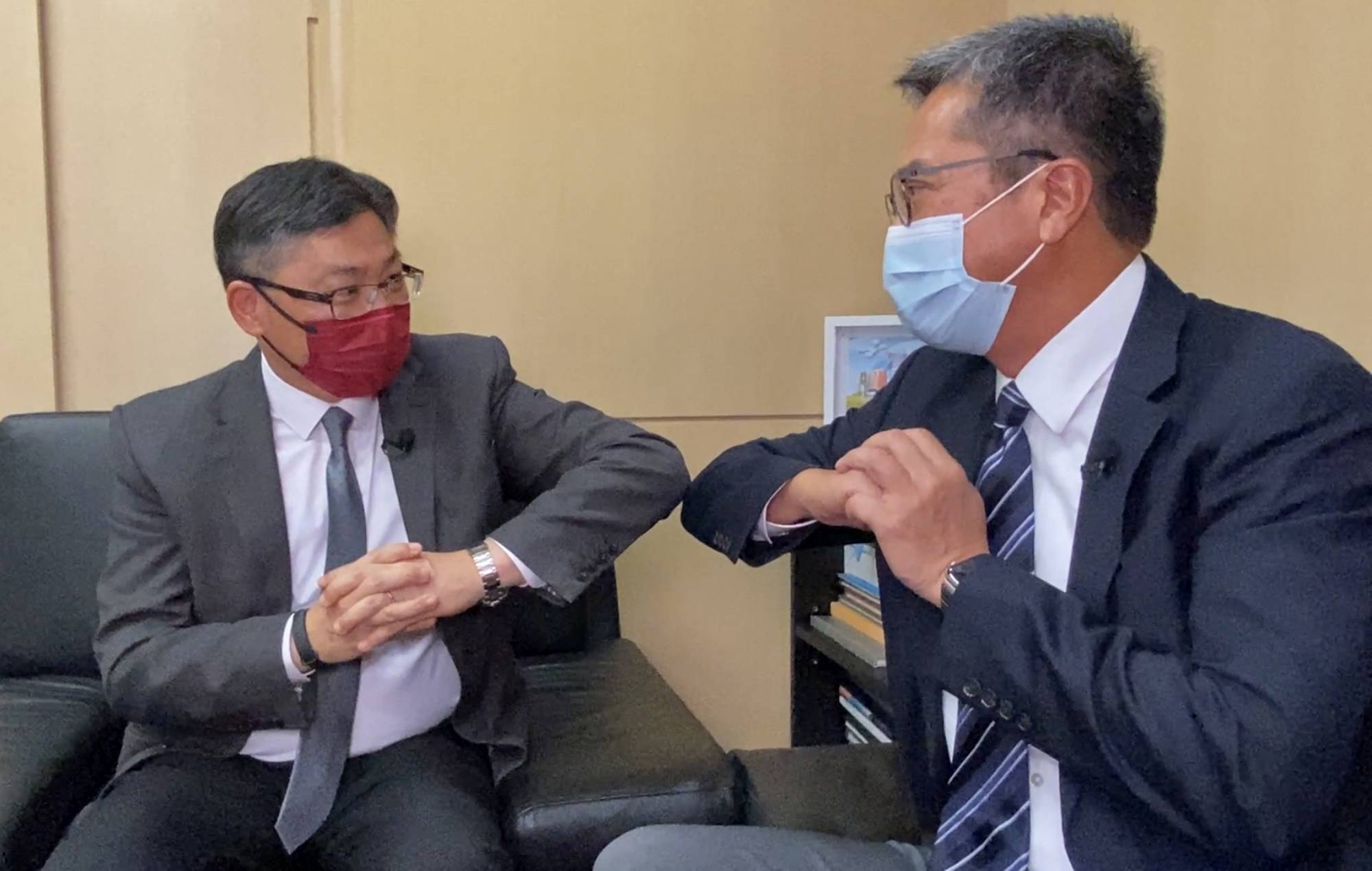 Mr Michael WONG (right) wishes Mr LAM Sai-hung (left) a happy and healthy retirement.