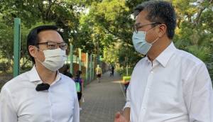 The Secretary for Development, Mr WONG Wai-lun, Michael (right), invites the Managing Director of the Urban Renewal Authority (URA), Ir WAI Chi-sing (left), to share his experience and recommendations on urban renewal.