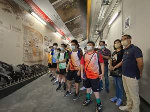 The GEO recently organised a guided tour of the Landslide Sci-Tech Chamber. The then Director of Civil Engineering and Development (the incumbent Permanent Secretary for Development (Works)), Mr LAU Chun-kit, Ricky (first from the right), visited the facilities in the chamber together with students of Ying Wa College.