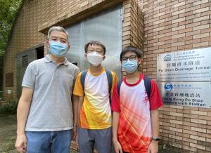 Head of the GEO, Dr CHEUNG Wai-man, Raymond (left), invites students of Ying Wa College (centre and right), to describe their feelings about the visit to the Landslide Sci-Tech Chamber.
