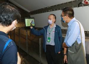 Pictured here is the Drainage Tunnel Expression Gallery, where a staff member makes use of Augmented Reality (AR) to visualise the operation of sub-vertical drains and introduce the innovative technology of the groundwater regulation system.