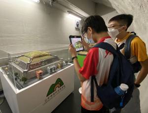 Through AR games, tour participants can get a better understanding of the signs of landslides and the importance of slope maintenance.